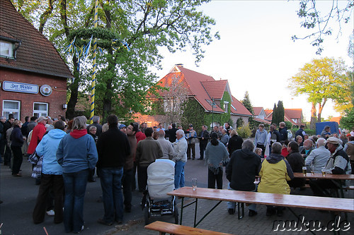 Maibaumaufstellen in Wulfsen