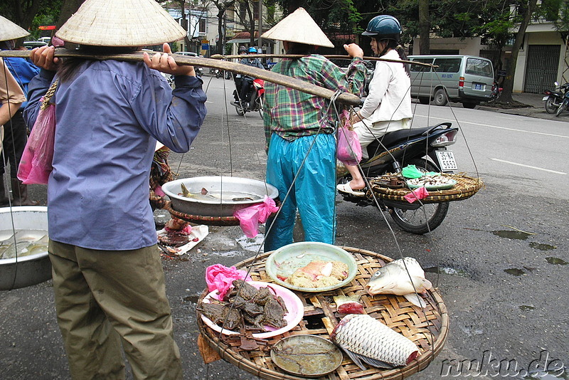 Marktfrauen mit ihren Waren in Hanoi, Vietnam