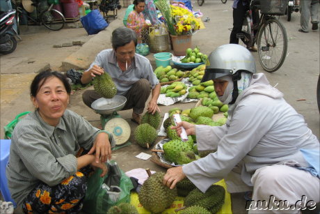 Marktfrauen verkaufen Durian (auch: Stink- oder Kaesefrucht)