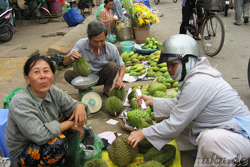 Marktfrauen verkaufen Durian (auch: Stink- oder Käsefrucht)