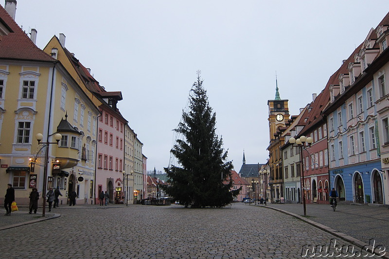 Marktplatz mit Weihnachtsbaum in Cheb, Tschechien