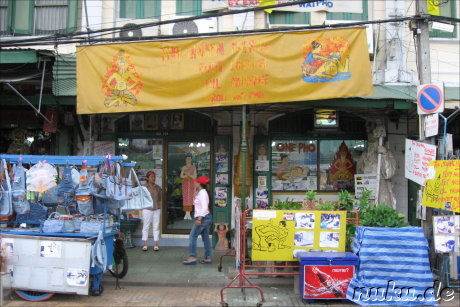 Massagesalon in Bangkok, wirbt mit Ausbildung durch die Wat Pho Massageschule