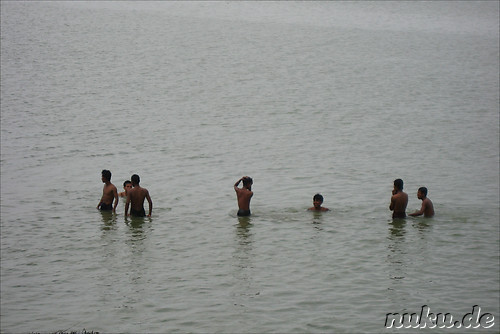 Menschen im Wasser in Amarapura bei Mandalay, Burma