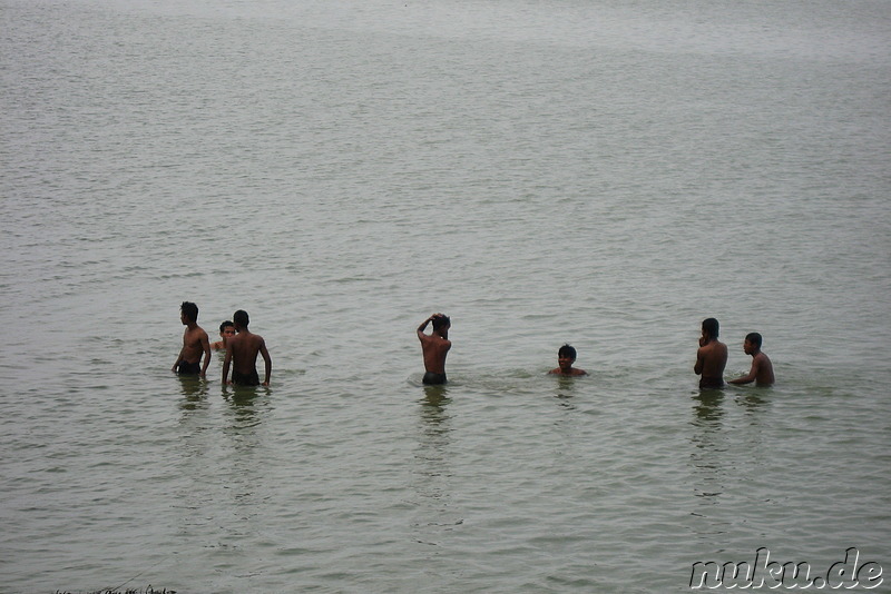 Menschen im Wasser in Amarapura bei Mandalay, Burma