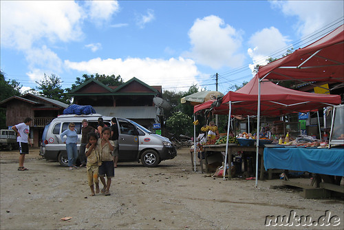 Minivan an einer Raststaette zwischen Vang Vieng und Luang Prabang