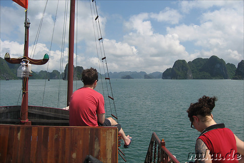 Mit dem Boot unterwegs in der Halong Bucht