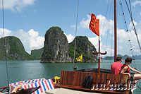 Mit dem Boot unterwegs in der Halong Bucht