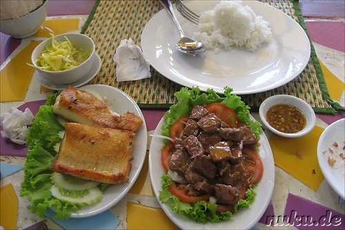 Mittagessen im Khmer Borane Restaurant: Fish und Lok Lak (Rind)