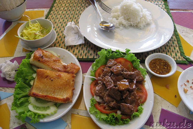 Mittagessen im Khmer Borane Restaurant: Fish und Lok Lak (Rind)