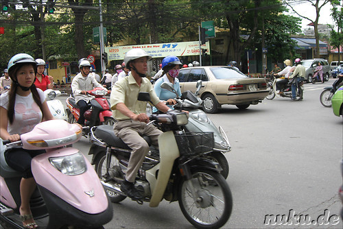 Motorraeder und Roller in Hanoi, Vietnam