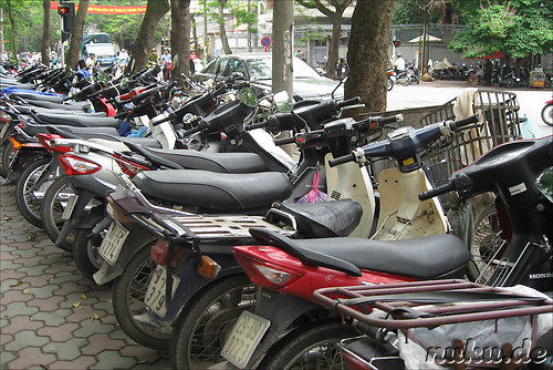 Motorraeder und Roller in Hanoi, Vietnam