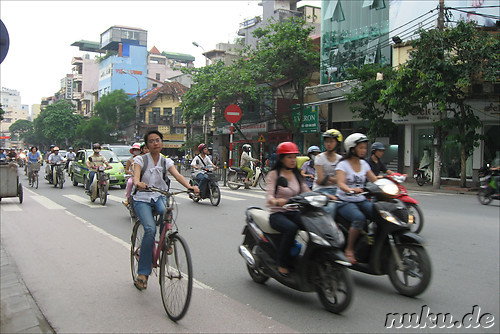 Motorraeder und Roller in Hanoi, Vietnam
