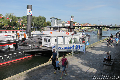 Museumsschiff am Donauufer in Regensburg, Bayern