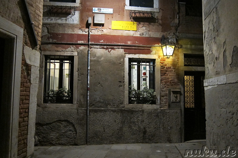 Nachtspaziergang durch Venedig, Italien