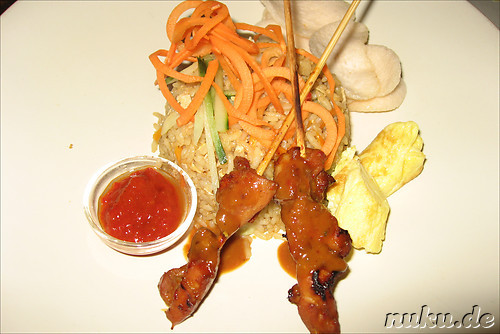 Nasi-Goreng mit Satey im Nomad, Ubud, Bali, Indonesien