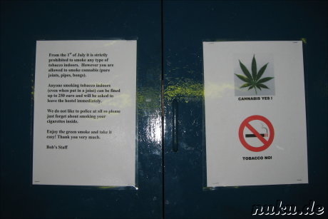 Neue Gesetze verbieten den Tabakkonsum in der Jugendherberge, nicht jedoch Cannabis. Neue Gesetze verbieten den Tabakkonsum in der Jugendherberge, nicht jedoch Cannabis.