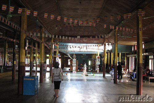 Nga Hpe Kyaung - Jumping Cat Monastery