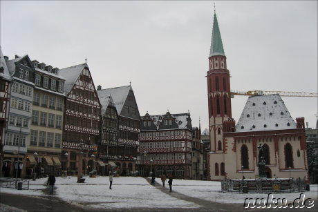 Nikolaikirche und Gerechtigkeitsbrunnen auf dem Roemerberg