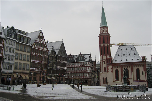 Nikolaikirche und Gerechtigkeitsbrunnen auf dem Roemerberg