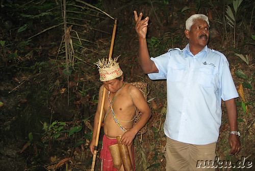 Orang Asli und etwas ueberheblicher Tourguide