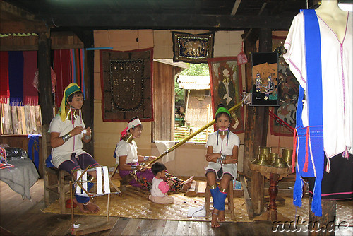 Padaung-Naeherinnen (Long Necked Karen)