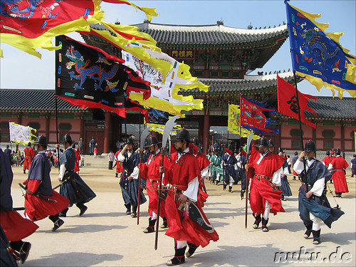 Parade vor dem Gyeongbokgung Palast