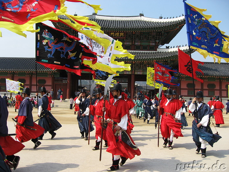 Parade vor dem Gyeongbokgung Palast