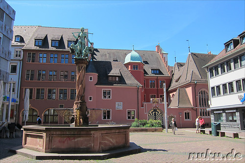 Platz mit Brunnen in Freiburg