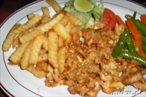 Pommes & frittiertes Huehnchenfleisch im Bali Agung