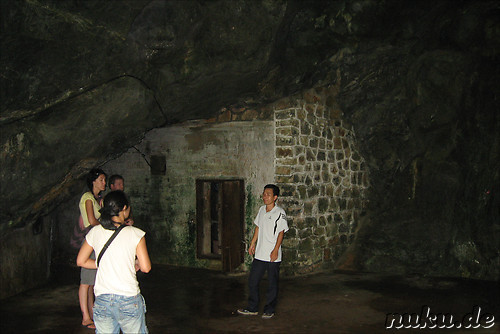 Quan Y Grotto (Hospital Cave) auf Cat Ba Island, Vietnam