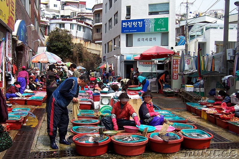 Reges Treiben auf dem kleinen Fischmarkt am Hafen