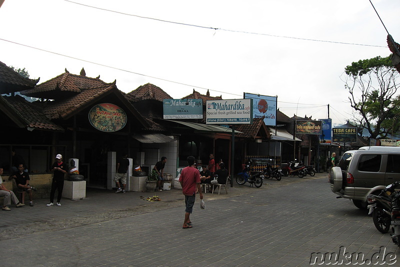 Restaurants und Parkplatz am Jimbaran Beach