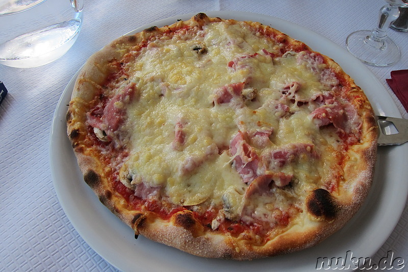Salat und Pizza in Arles, Frankreich