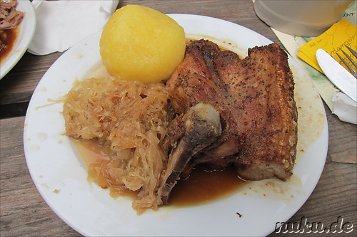 Schaeufele mit Kloss und Sauserkraut auf der Bergkirchweih in Erlangen 2011