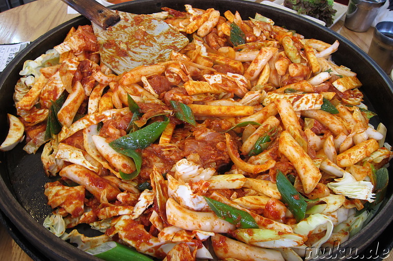 Scharf mariniertes Hühnchenfleisch, gebraten mit Chinakohl und Reisnudeln (Chuncheon Dalkgalbi; 춘천 닭갈비)