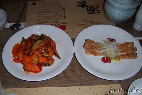Scharfer Salat mit Muscheln (li.), Mandu-aehnliches Gericht (re.)