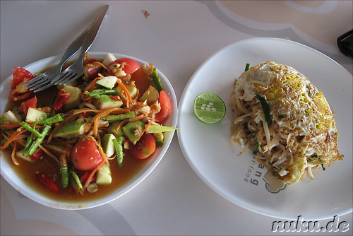 Scharfer thailaendischer Salat und Nudel-Omelette