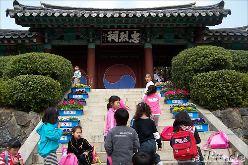 Schulkinder vor dem Chungnyeolsa Shrine