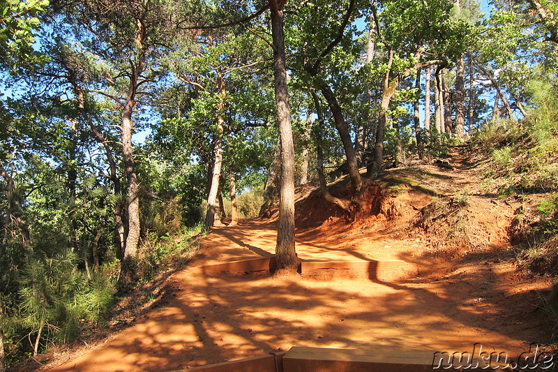 Sentir des Ocres in Roussillon im Naturpark Luberon, Frankreich