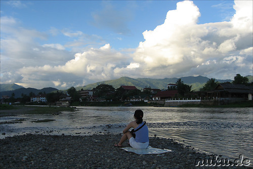 Seyeong sitzt am Fluss in Vang Vieng