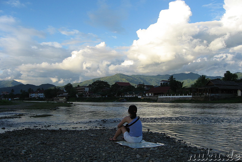 Seyeong sitzt am Fluss in Vang Vieng