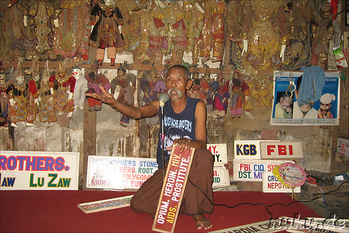 Show der Moustache Brothers in Mandalay, Myanmar