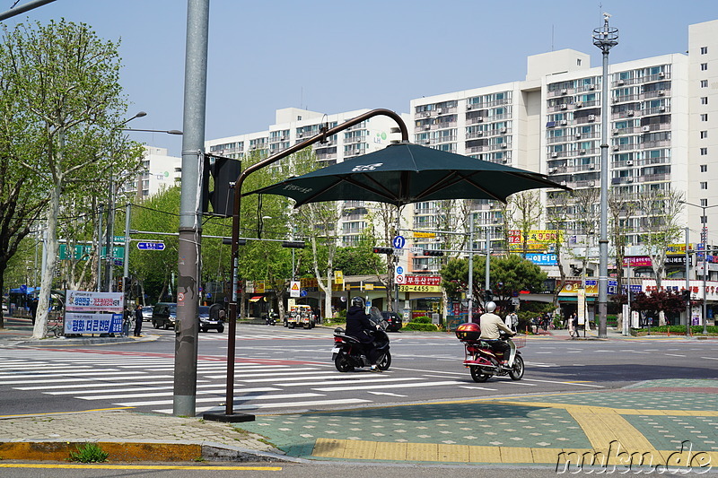Sonnenschirm an einer Straßenkreuzung in Nowon, Seoul, Korea