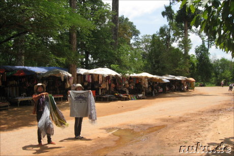 Souvenirverkaeuferinnen am Banteay Srei Tempel in Angkor, Kambodscha