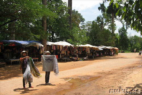 Souvenirverkaeuferinnen am Banteay Srei Tempel in Angkor, Kambodscha