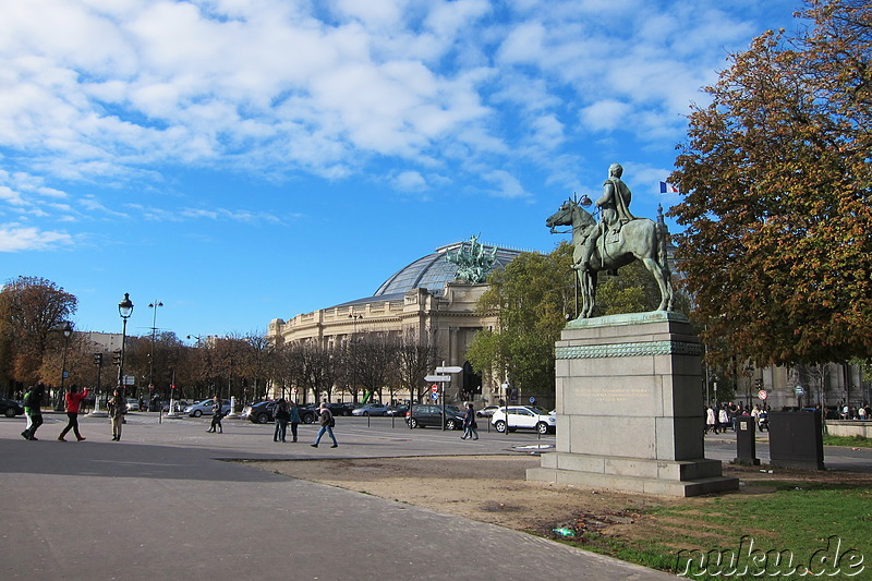 Statue Simon Bolivar, im Hintergrund der Grand Palais
