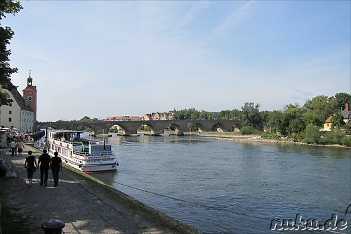 Steinerne Bruecke ueber die Donau in Regensburg, Bayern