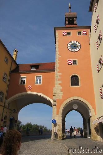 Steinerne Bruecke ueber die Donau in Regensburg, Bayern