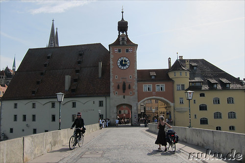 Steinerne Bruecke ueber die Donau in Regensburg, Bayern