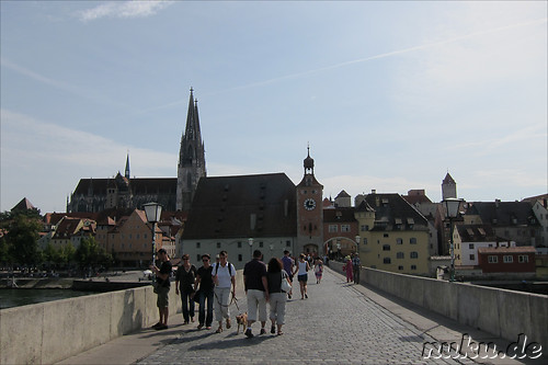 Steinerne Bruecke ueber die Donau in Regensburg, Bayern